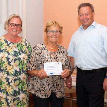 Erika Fläschendräger nimmt die Erinnerungstafel für die Kirchengemeinde St. Johannis Eickendorf entgegen